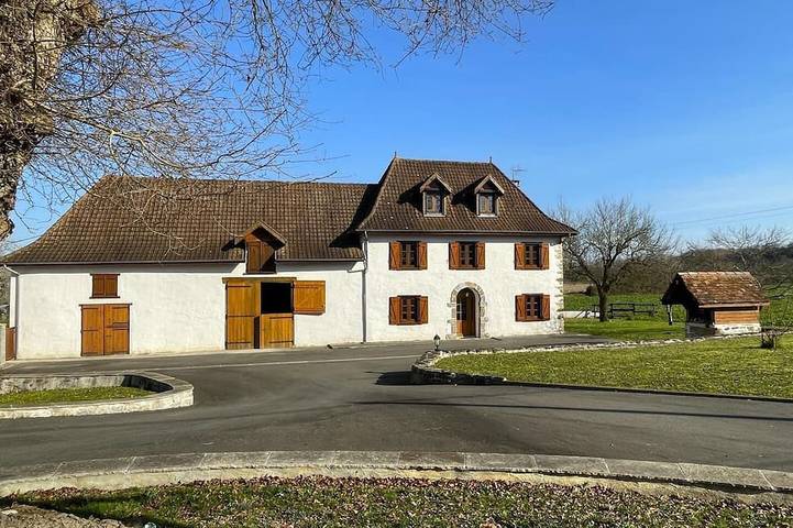 Location de vacances pour 8 personnes, avec jardin à Osserain-Rivareyte