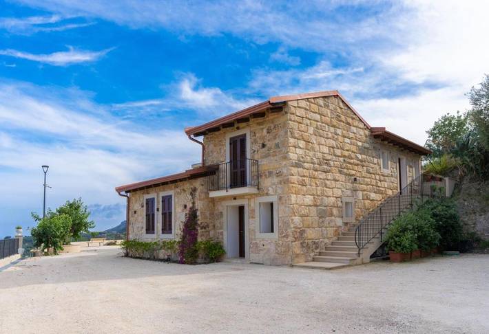 Maison d’hôte pour 2 personnes, avec jardin et terrasse ainsi que piscine et vue, animaux acceptés