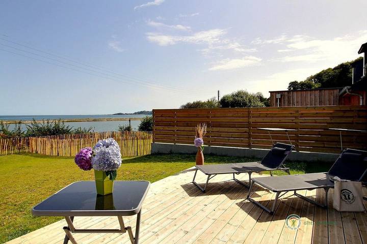 Gîte pour 4 personnes, avec Terrasse ainsi que Jardin et Vue à Louannec