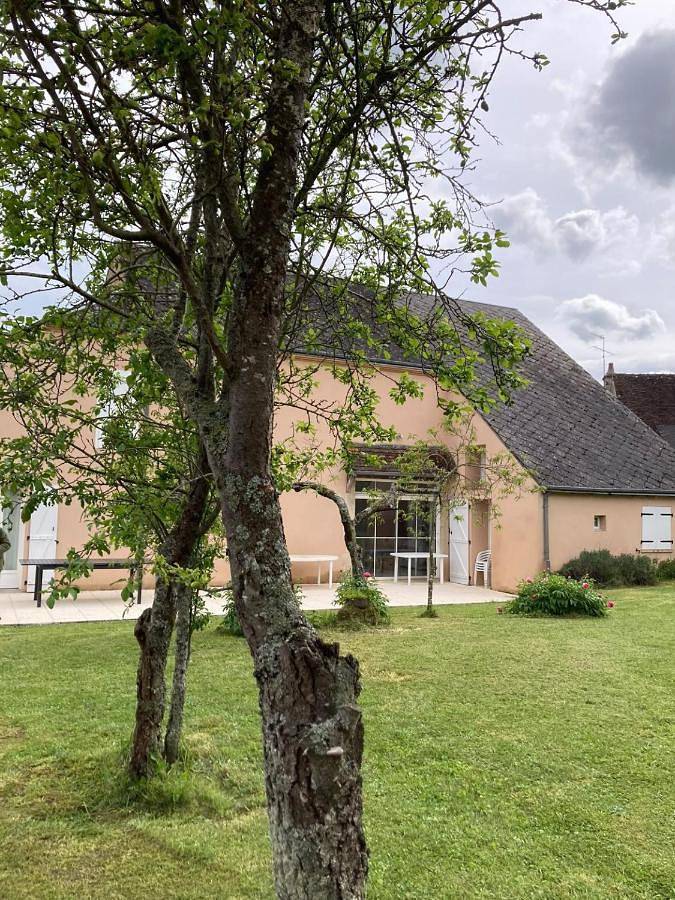 Location de vacances pour 12 personnes, avec terrasse et jardin dans Vatan - 2