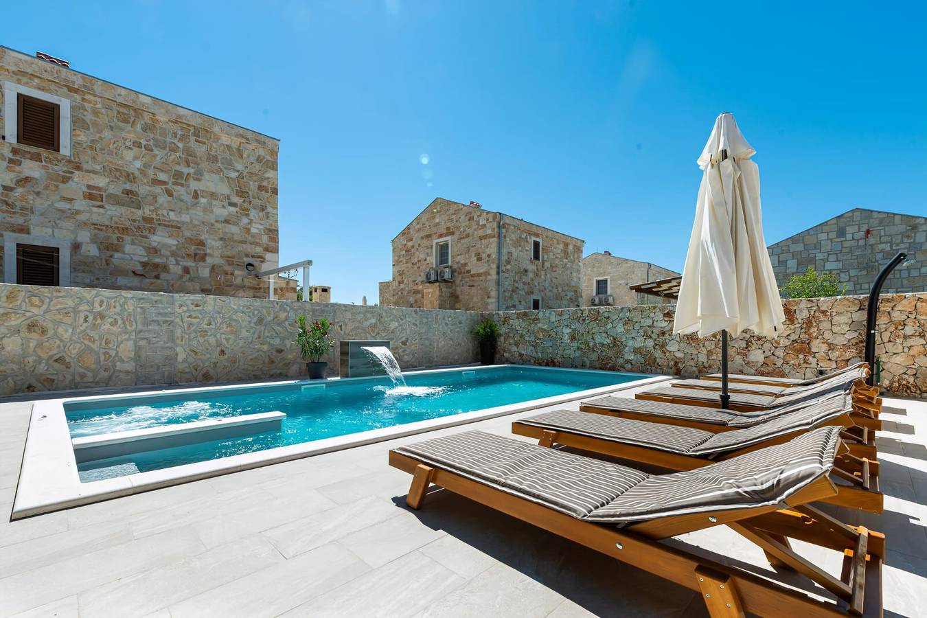 Casa vacanza a Zara a partire da 777€ a notte