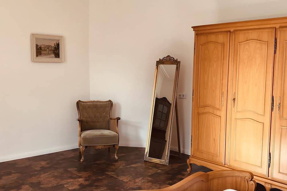 Ganze Wohnung, Modern apartment in a renovated 18th century historic landmark in Rhodt unter Rietburg, Südliche Weinstraße