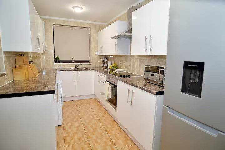 Family- Near Lcy Airport- Sleeps 6- Parking- Wi-Fi in Barking and Dagenham, London