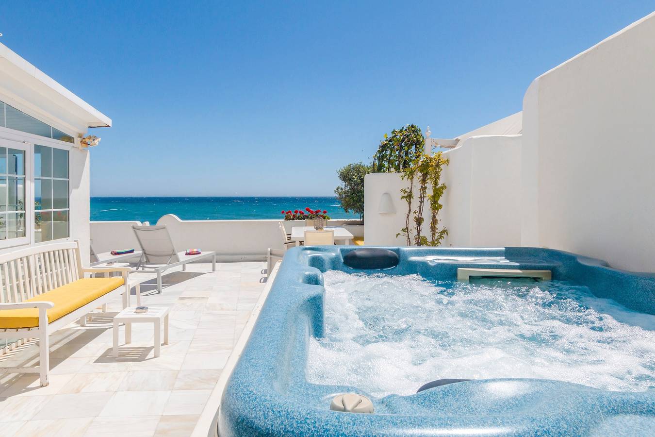 Vacation Rental for 4 Guests in Playa de la Venus, Marbella