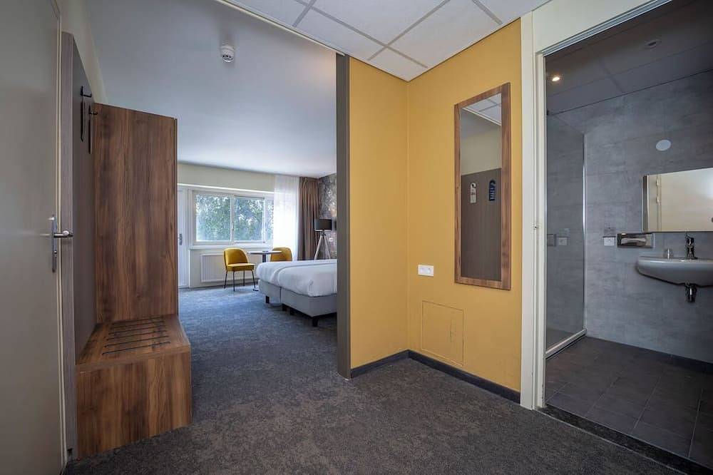 Relax and Recharge! Indoor Pool and Parking, Just Minutes from Grote Markt! in Berg en Dal, Betuwe
