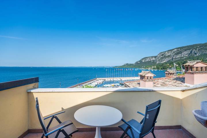 Ferienwohnung für 2 Personen, mit Balkon/Terrasse und Seeblick in Garda