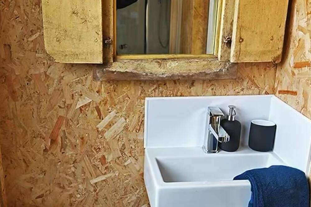 Parry’s hideaway, cosy little cabin by the stream, listening to the birds. in Exmouth, Devon