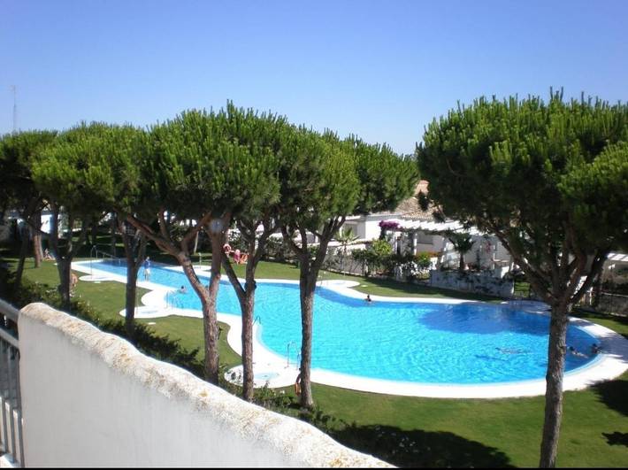 Apartamento de vacaciones para 5 personas, con vistas y jardín además de balcón y piscina - 1