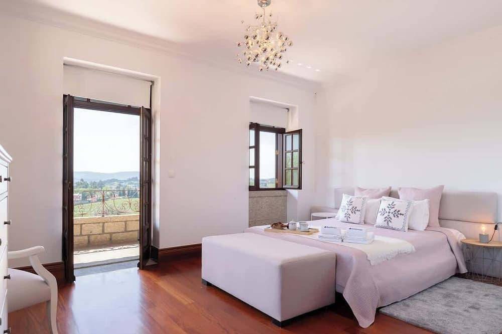 Country Villa w/ Pool, Court & Views in Paredes, Distrito de Porto