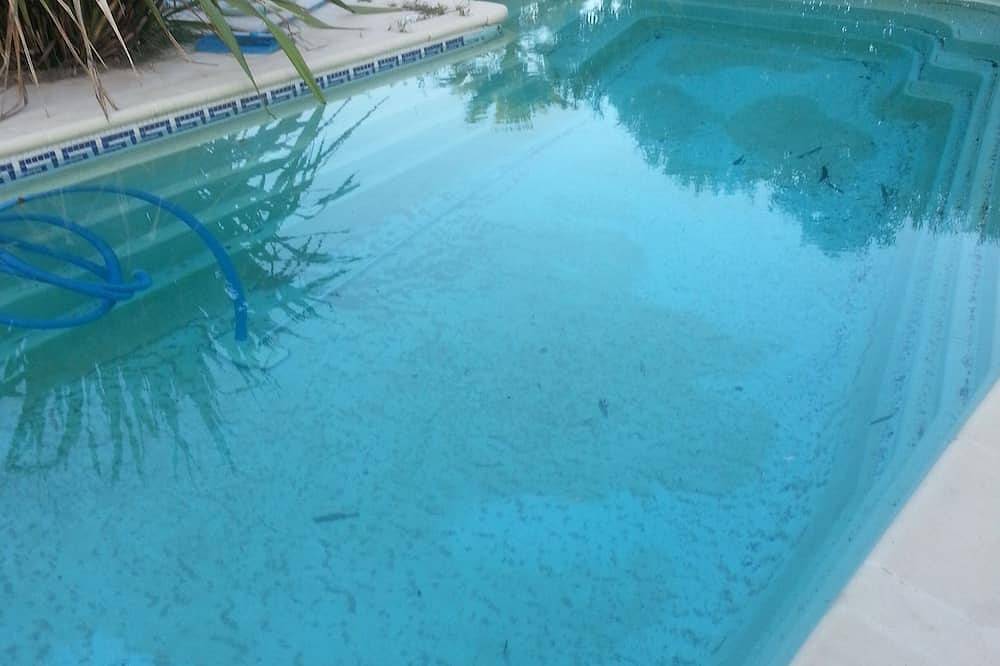 Entire apartment, T2 garden level in villa in Le Muy, Draguignan region