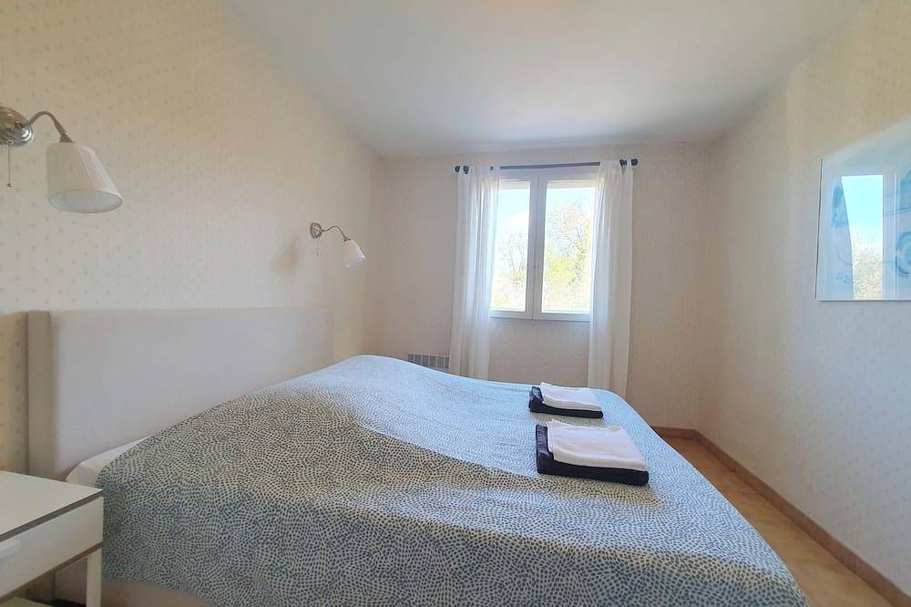 Spacious villa for 10 guests with private pool in Cazedarnes, Béziers region
