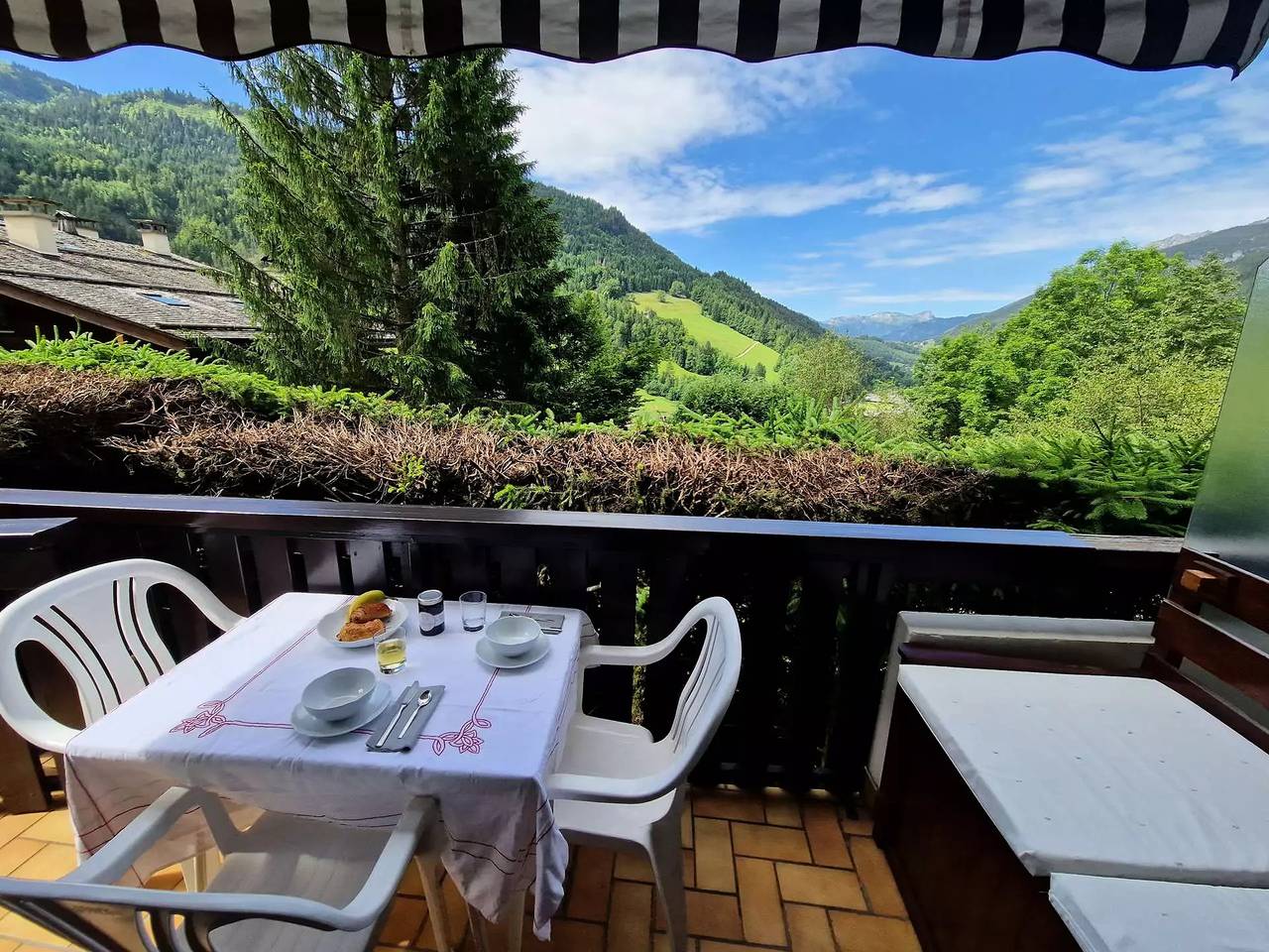 Entire apartment, Pleasant and bright T2 renovated in the Grand-Bornand offering magnificent mountain and valley views. Close village and teleca in Le Grand-Bornand, Annecy region