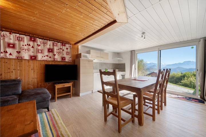 Entire apartment, Apartment 'Charmant Vue Mont-Blanc' with Mountain View and Wi-Fi in Onnion, Bonneville region