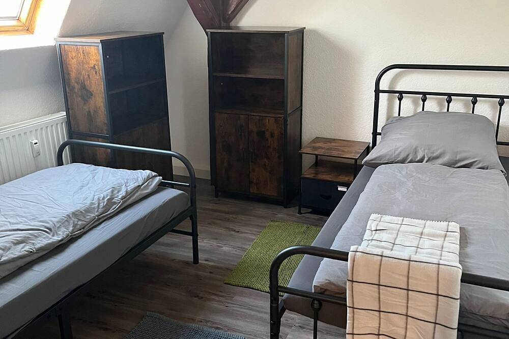 Ganze Wohnung, Große, kürzlich sanierte 4-Zimmer Ferienwohnung / Monteurwohnung in Crimmitschau, Chemnitz und Umgebung