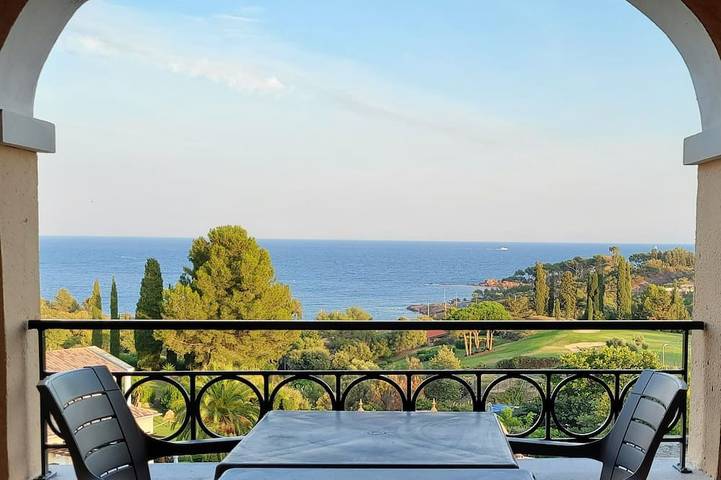 Location de vacances pour 4 personnes, avec sauna et piscine ainsi que jacuzzi et balcon dans Le Dramont