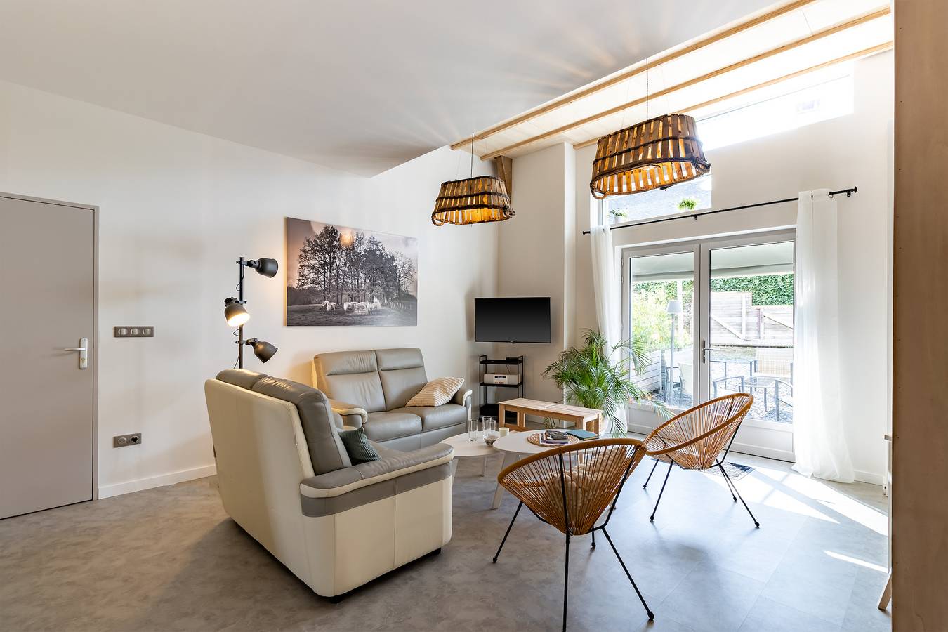 Maison 'La Grange Du Vallon D'estivaux' avec vue sur lac, piscine partagée et Wi-Fi in Estivaux, Région de Brive-la-Gaillarde