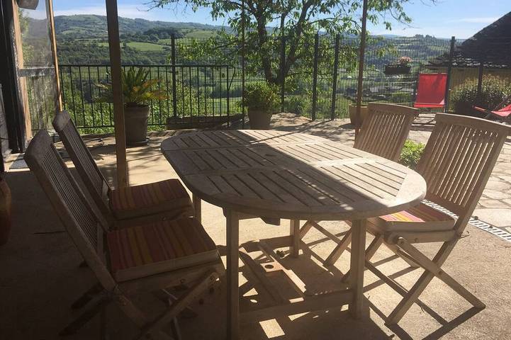 Gîte pour 4 personnes, avec terrasse et jardin à Bessuéjouls