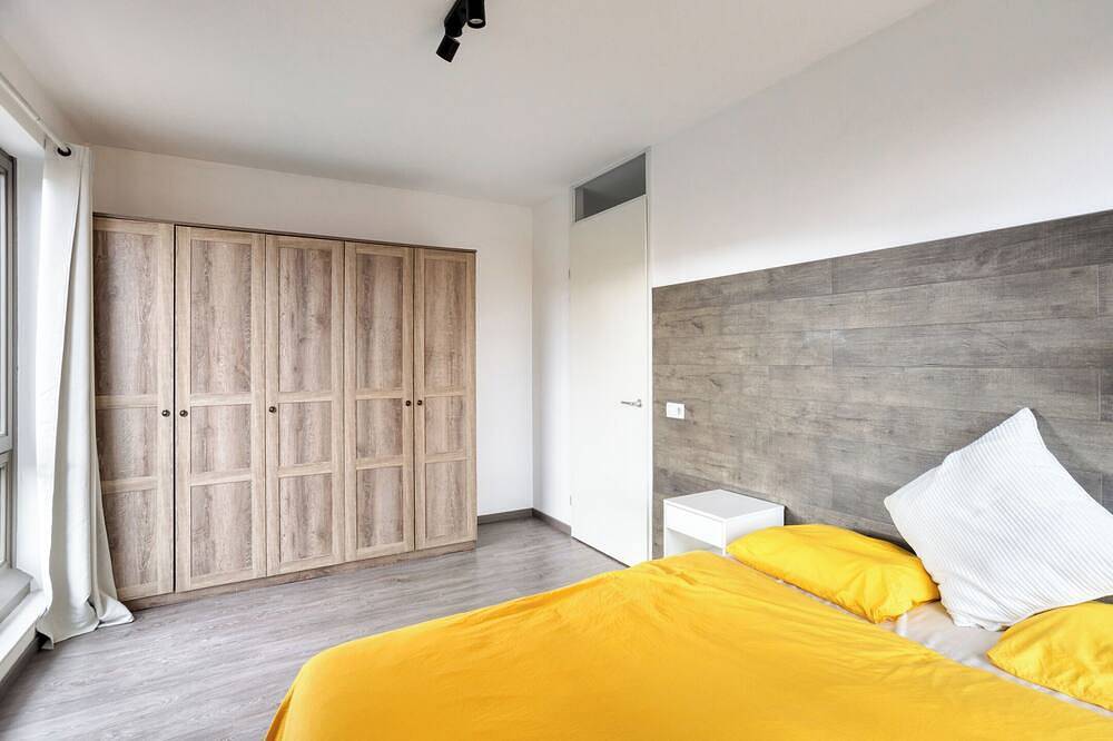 Ganze Wohnung, Spacious Amsterdam-edge retreat: sunset balcony & 6 min train to Ams in Zaandam, Holländische Küste