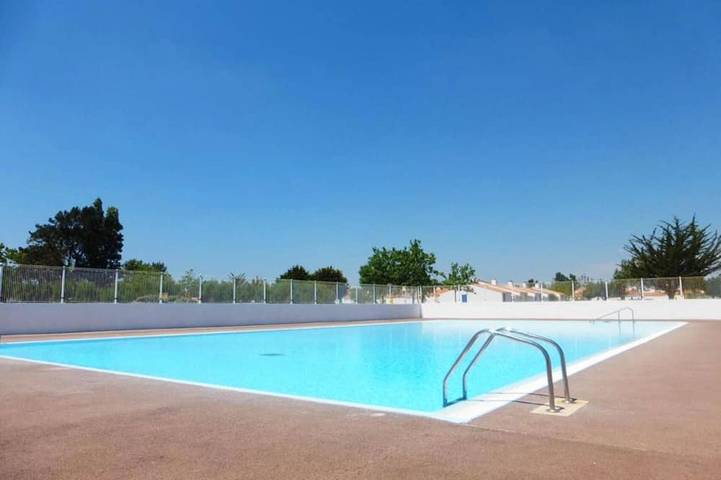 Appartement de vacances pour 4 personnes, avec terrasse ainsi que piscine et jardin