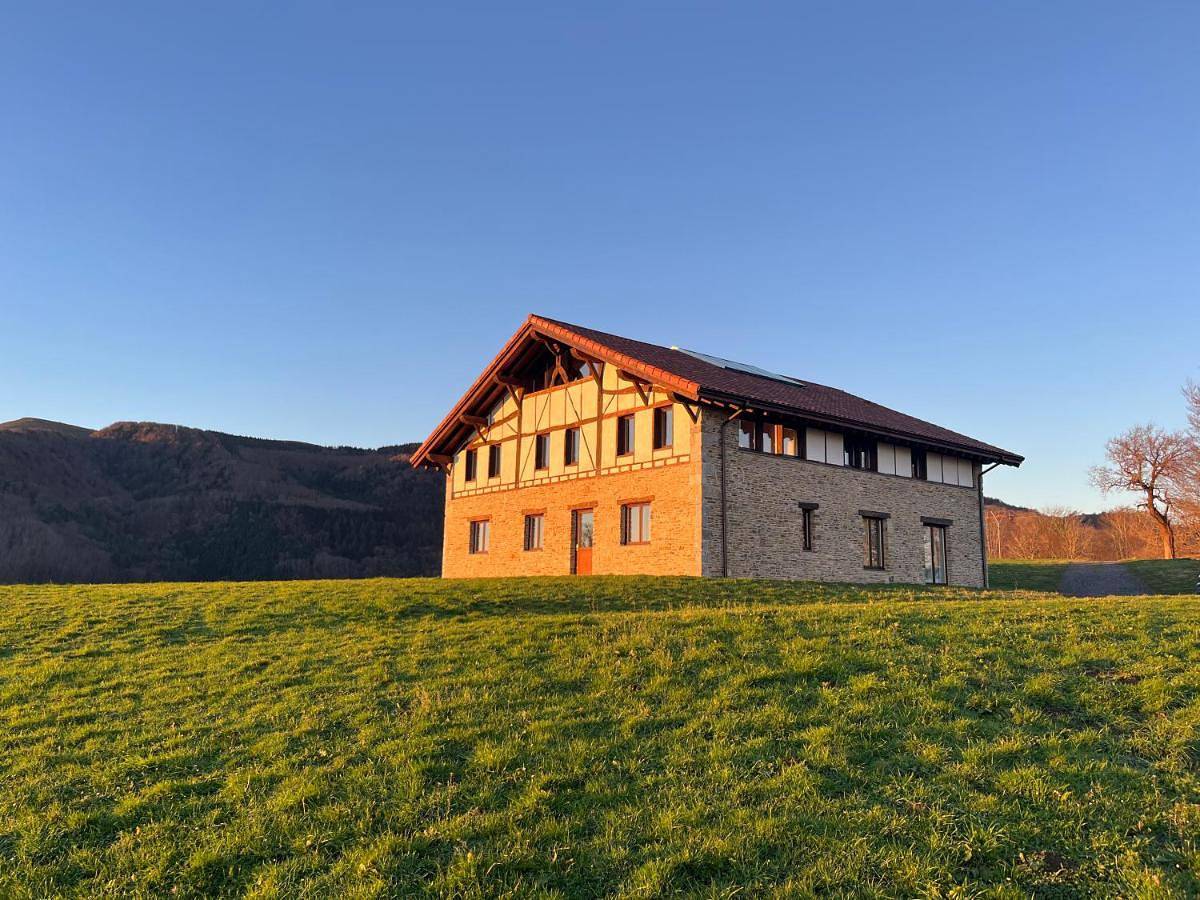 Caserío Bizkar in Laurgain, Aya