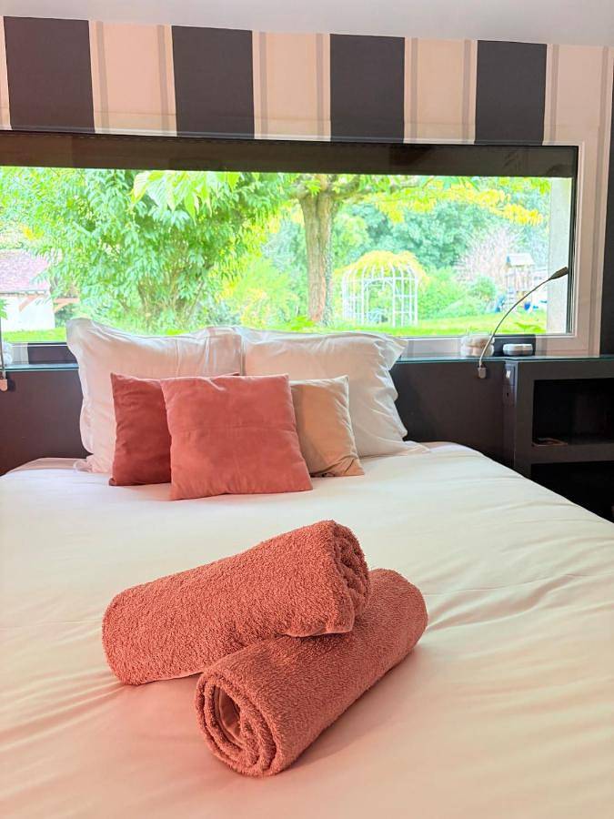 Location de vacances pour 14 personnes, avec vue ainsi que piscine et jardin, animaux acceptés à Paron (Yonne) - 3