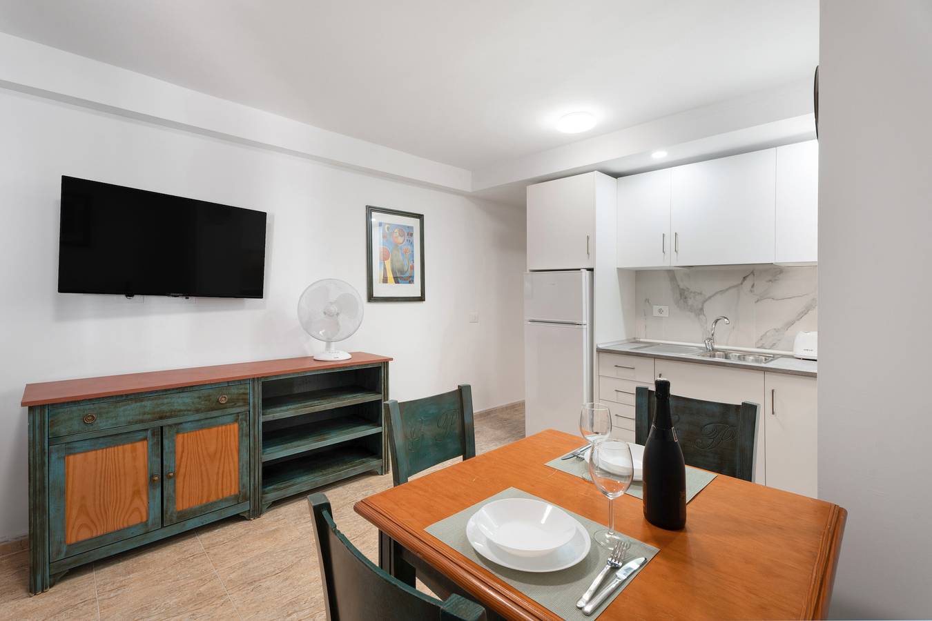 Entire apartment, Vacation 'Las Flores 1A' with Shared Pool and Wi-Fi in San Eugenio Alto, Adeje