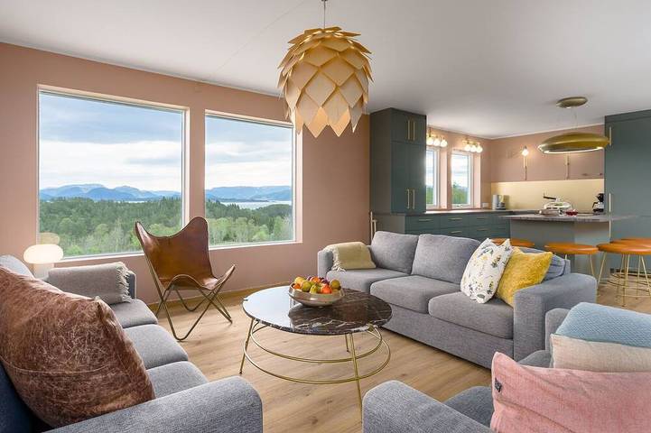 Ferienhaus für 14 Personen, mit Balkon und Whirlpool sowie Garten