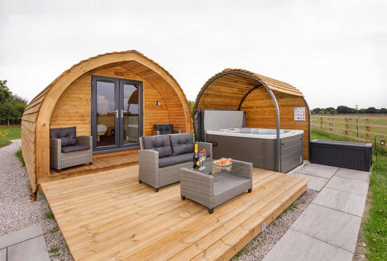 Little Meadow Pods with Hot Tub in Newton on Derwent, East Riding of Yorkshire