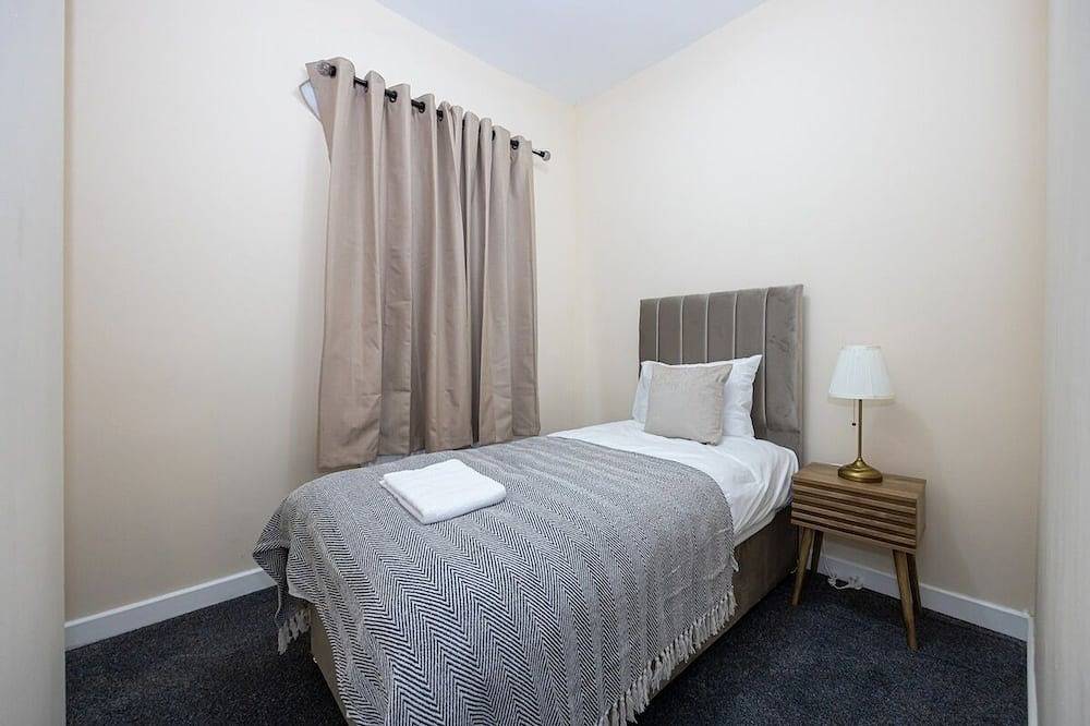 Stylish 3 Bed Levenshulme Home  Sleeps 7 in Manchester, Greater Manchester