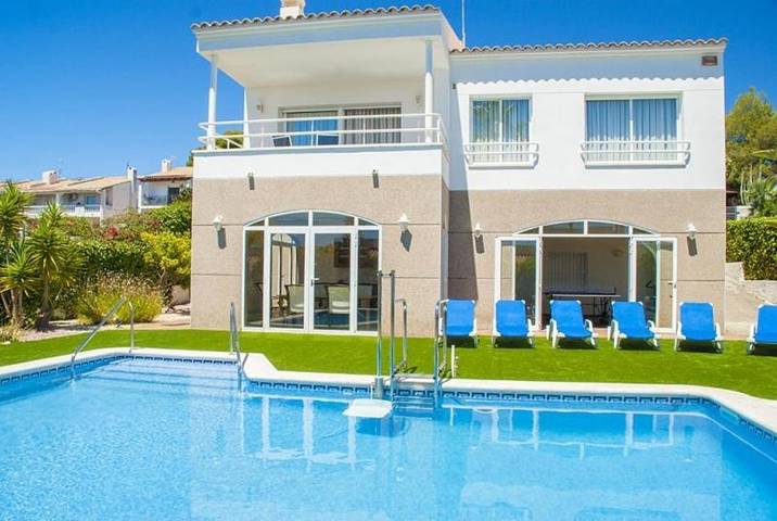 Chalet para 8 personas, con Terraza además de Jardín y Piscina en Cunit
