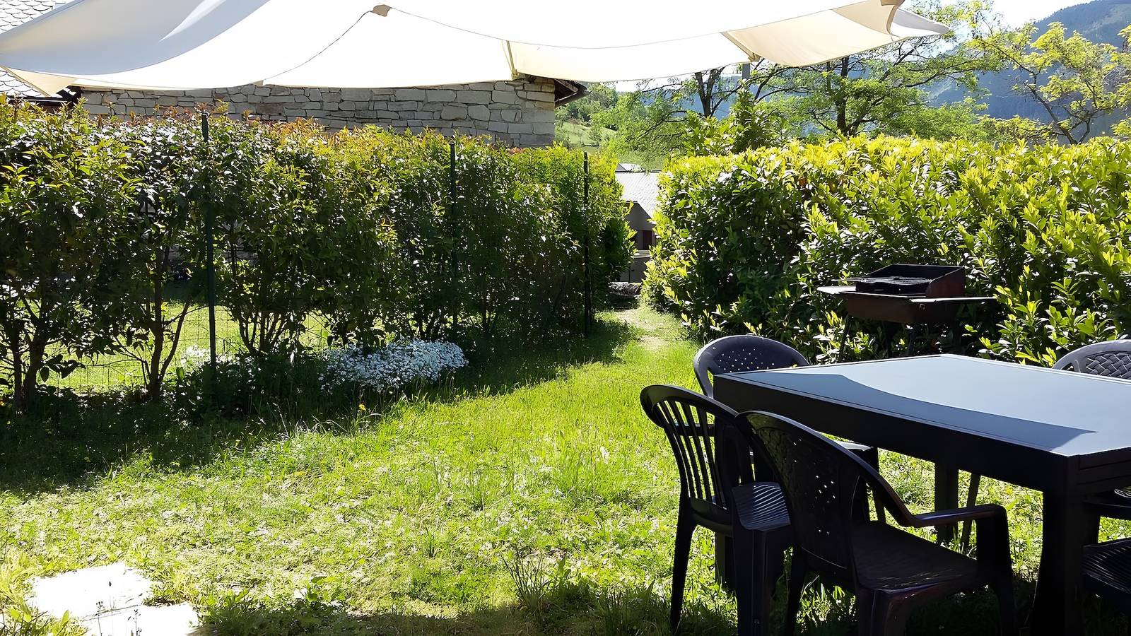 Gîte « Le Vignou » en Ste-Enimie: Vistas a la montaña, terraza privada y Wi-Fi in Gorges du Tarn Causses, Cevenas