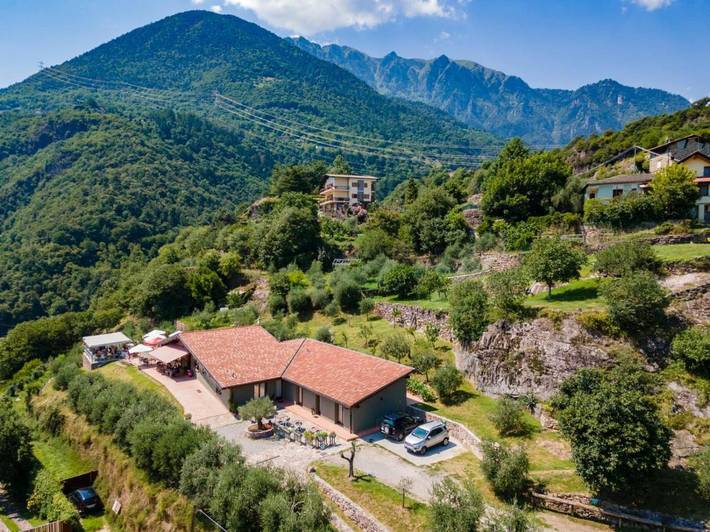 Agriturismo per 3 persone, con Terrazza e Giardino nonché Panorama e Vista lago in Val Camonica