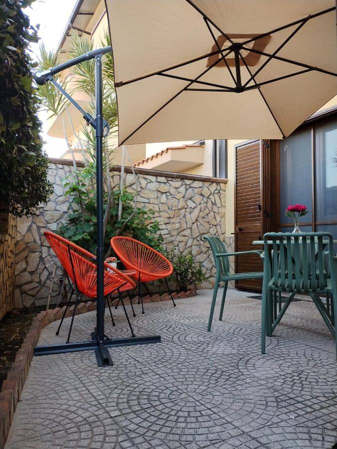 Gîte pour 4 personnes, avec jardin, adapté aux familles dans Gallico Marina - 3