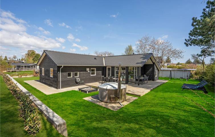 Ferienhaus für 12 Personen, mit Terrasse und Whirlpool sowie Sauna in Egsmark Strand