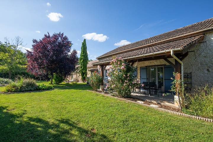 Gîte pour 6 personnes, avec piscine ainsi que terrasse et jardin