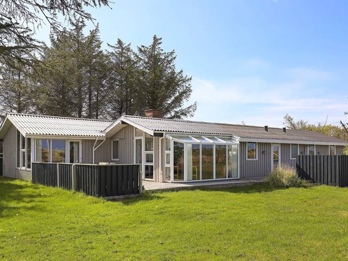 Feriehus for 8 personer, med badebasseng og sauna i tillegg til terrasse, dyr tillatt i Jerup