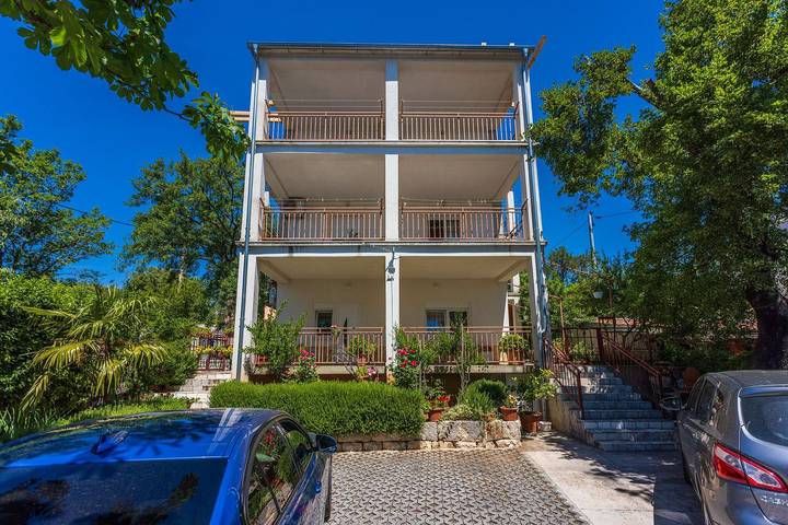 Ganze Wohnung, Renoviertes Apartment nur 600 Meter zum Strand mit privater Terrasse, Grill, Waschmaschine in Novi Vinodolski, Primorje-Gorski Kotar