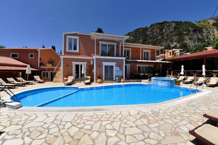 Hôtel pour 2 personnes, avec piscine et balcon ainsi que jacuzzi et bassin pour enfant