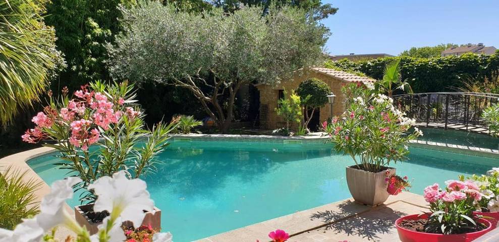 Location de vacances pour 4 personnes, avec piscine ainsi que vue et jardin à Le Pontet - 4