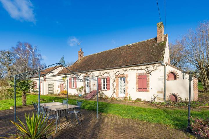 Vakantiehuis voor 7 personen, with tuin and sauna as well as balkon in Yonne