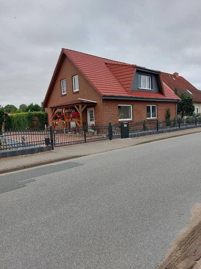 Ferienwohnung für 4 Personen, mit Terrasse und Garten in Krusenhagen