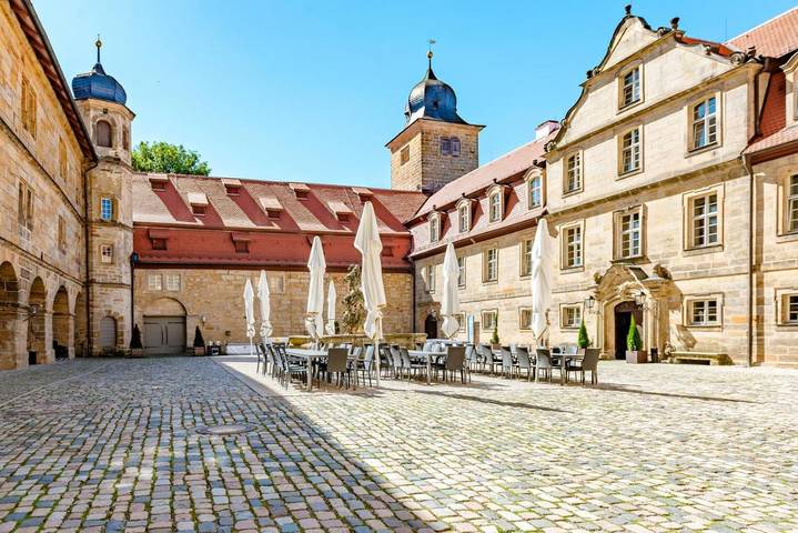 Hotel, mit Terrasse und Ausblick in Thurnau