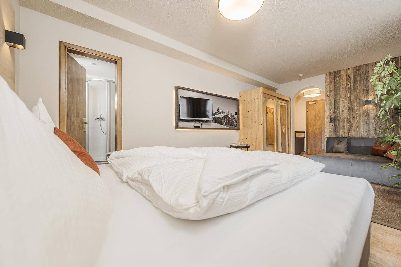 Tweepersoonskamer, douche, Wc, balkon in Hochfügen, Ski-Optimal Hochzillertal