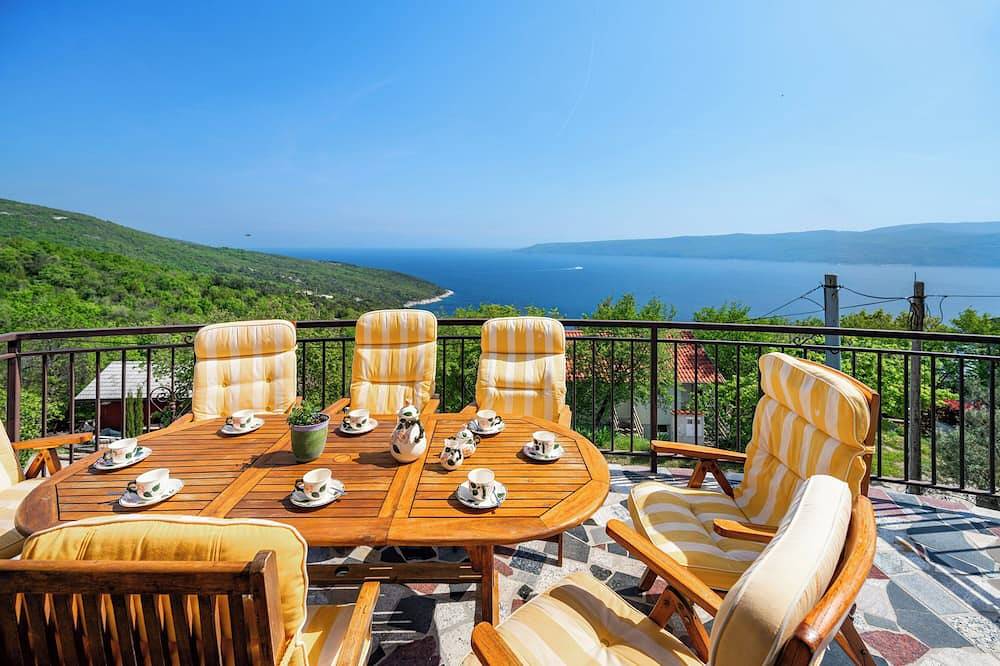 Pretty villa with above ground pool, magnificent sea views in Zagorje, Ostküste Istrien