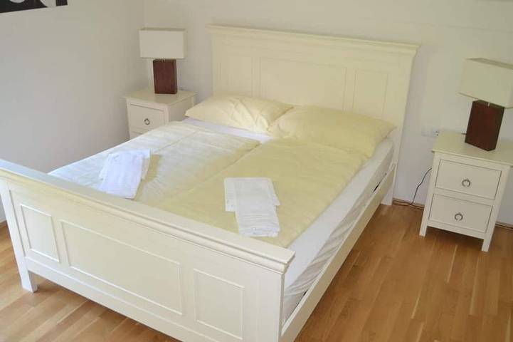 Ferienhaus für 8 Personen, mit Pool und Sauna sowie Garten und Balkon