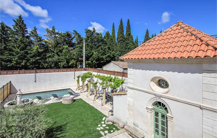 Location de vacances pour 13 personnes, avec terrasse ainsi que jardin et piscine à Rochefort-du-Gard - 2