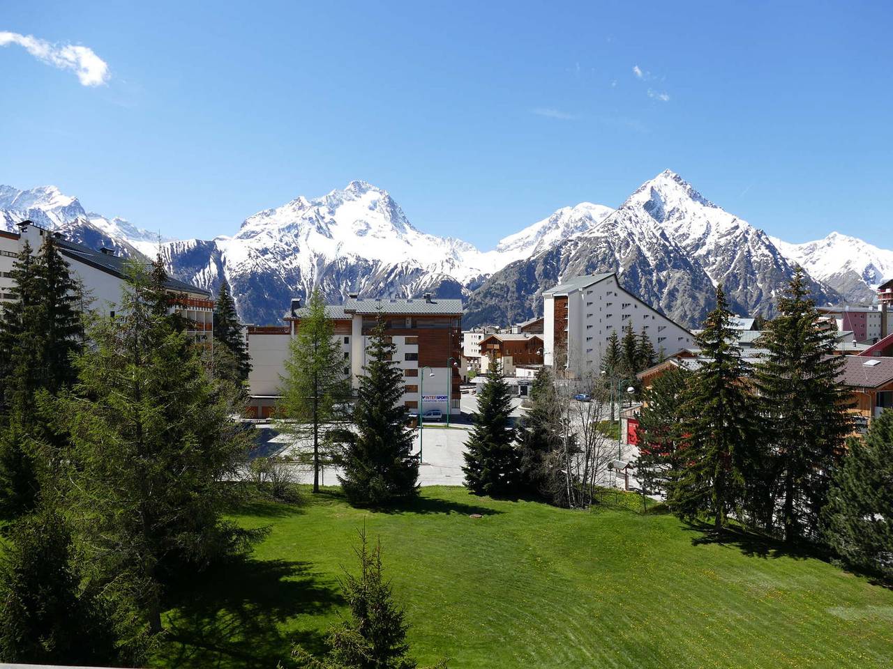 Entire studio, Renovated studio 4 pers with south balcony Les 2 Alpes in Mont-de-Lans, Les Deux Alpes