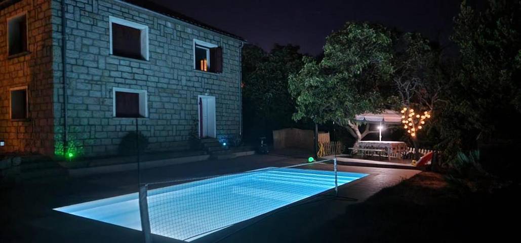 Gîte pour 6 personnes, avec vue ainsi que jardin et piscine à Petreto-Bicchisano