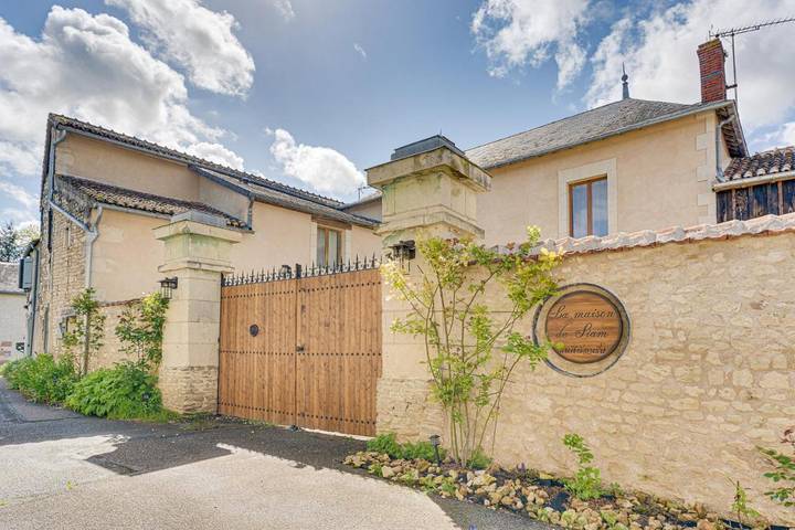 Location de vacances pour 2 personnes, avec vue ainsi que jardin et piscine à Faye-la-Vineuse - 2