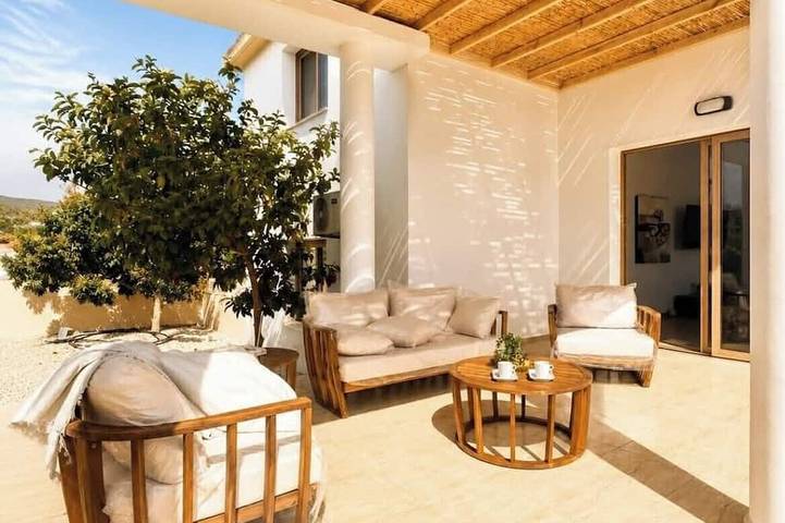 Luxury, Modern Villa with private pool & garden in Coral Bay area in Peyia, Zuid Cyprus